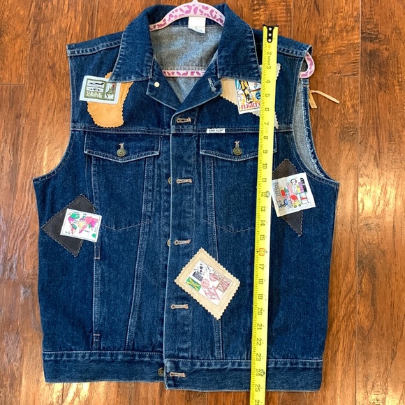 Anne Klein VINTAGE Denim vest. World traveler patches and fringe size large - Picture 17 of 17